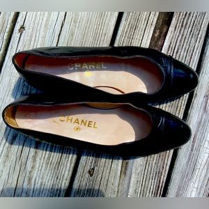 Vintage Chanel cap-toe flats. Size 7 - black.